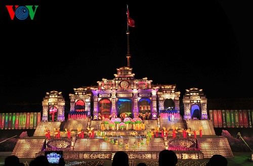 Bunter Ngo Mon-Platz bei der Eröffnungsfeier des Hue-Festivals 2014 - ảnh 1