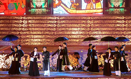 Bunter Ngo Mon-Platz bei der Eröffnungsfeier des Hue-Festivals 2014 - ảnh 5