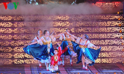 Bunter Ngo Mon-Platz bei der Eröffnungsfeier des Hue-Festivals 2014 - ảnh 7