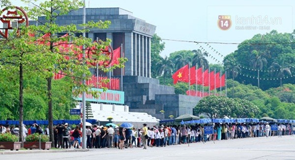 Tausende Bürger besuchen Ho Chi Minh-Mausoleum - ảnh 1