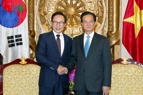 Südkoreas Ex-Präsident Lee Myung-bak lobt die Beziehung zwischen Vietnam und Südkorea - ảnh 1