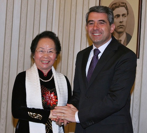 Vizestaatspräsidentin Nguyen Thi Doan empfängt den bulgarischen Präsidenten Rosen Plewneliew  - ảnh 1