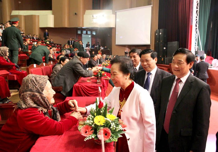 Vizestaatspräsidentin Nguyen Thi Doan überreicht den Titel „vietnamesische Heldenmutter“  - ảnh 1