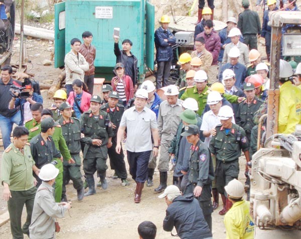 Vizepremierminister Hoang Trung Hai ordnet Rettungsarbeit des Tunnelunglücks in Lam Dong an - ảnh 1