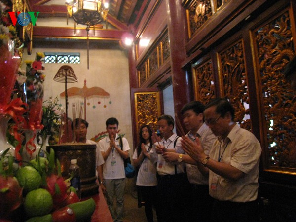 Delegation der Auslandsvietnamesen besucht den Tempel der Hung-Könige - ảnh 1