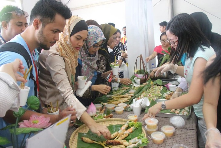 Vietnam nimmt an dem Fest der ASEAN-Farben 2015 in Malaysia teil - ảnh 1
