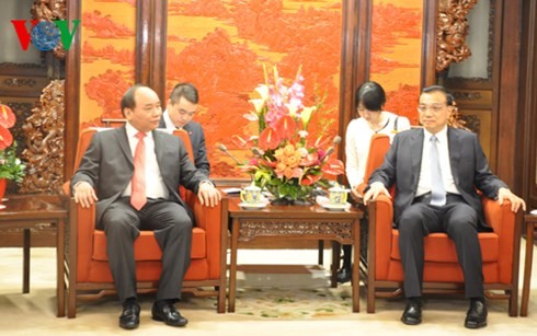 Vizepremierminister Nguyen Xuan Phuc trifft den chinesischen Premierminister Li Keqiang - ảnh 1