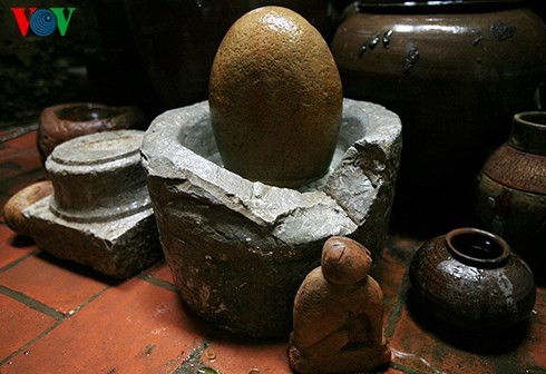 Die Sammlung der alten Mühlsteine und Steinmörser von Manh - ảnh 1