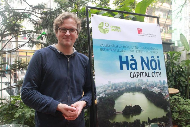 “Hanoi: Capital City” von Michael Waibel erhält den “Bui Xuan Phai 2015-Liebe zu Hanoi”-Preis   - ảnh 1