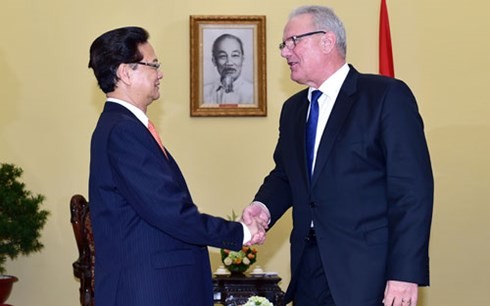 Premierminister Nguyen Tan Dung trifft EU-Entwicklungskommissar - ảnh 1