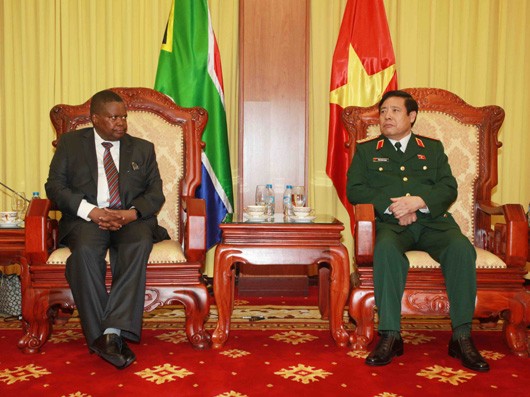 Verteidigungsminister Phung Quang Thanh trifft südafrikanischen Staatssekretär für Verteidigung - ảnh 1