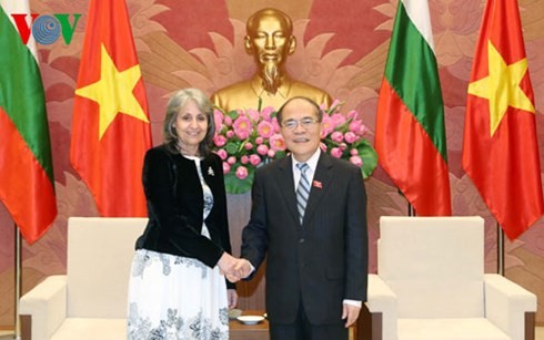 Parlamentspräsident und Premierminister empfangen bulgarische Vize-Präsidentin Margarita Popova - ảnh 1
