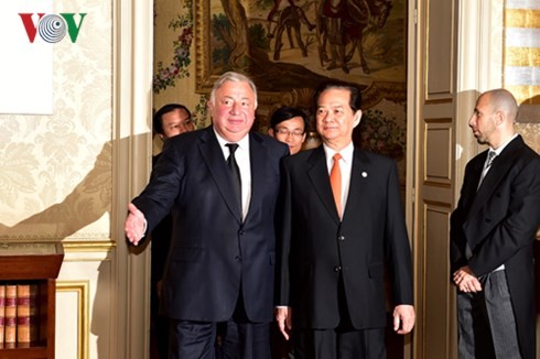 Premierminister trifft Senatspräsident und Präsident der Nationalversammlung Frankreich - ảnh 1