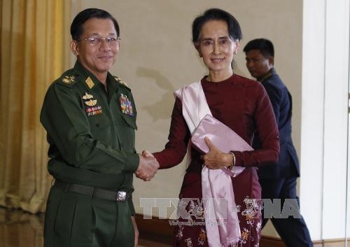 Präsident und Oberbefehlshaber Myanmars diskutieren mit Aung San Suu Kyi über Machtübergabe - ảnh 1