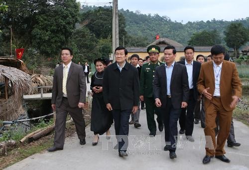 Staatspräsident Truong Tan Sang überprüft das Modell für Kultur- und Tourismusdorf der Gemeinschaft - ảnh 1