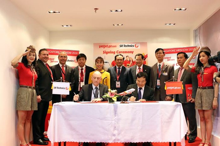 VietJet Air unterzeichnet milliardenschwere Verträge bei der Luftfahrtmesse in Singapur 2016 - ảnh 1