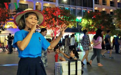 Die singenden Finger in Nguyen Hue Straße - ảnh 1