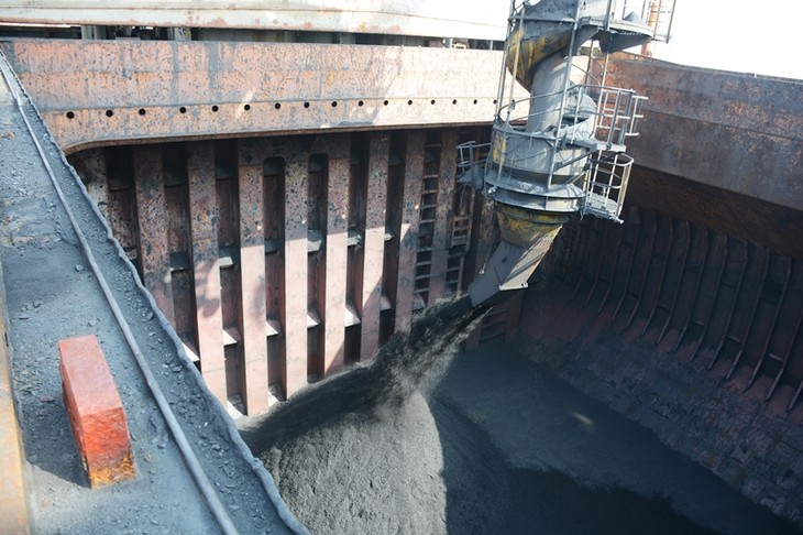 Mehr als 28 000 Tonnen Kohle am Hafen Cam Pha  - ảnh 1
