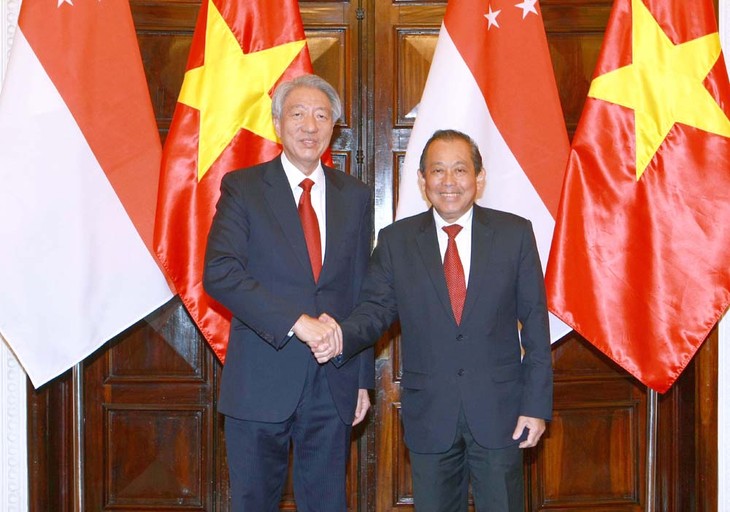 Ständiger Vizepremierminister Truong Hoa Binh besucht Singapur - ảnh 1