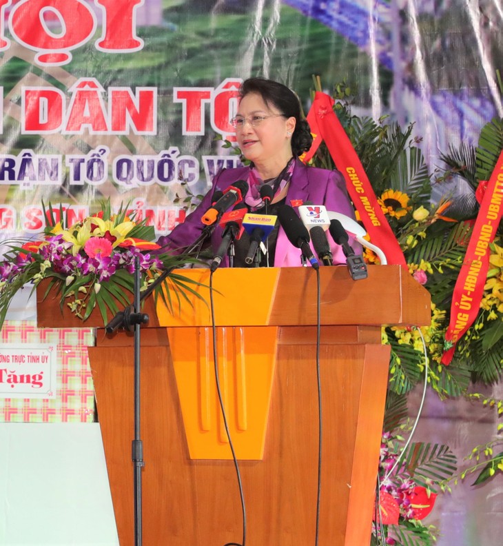 Parlamentspräsidentin Nguyen Thi Kim Ngan zu Gast bei Festtag der Solidarität des Volkes in Hoa Binh - ảnh 1