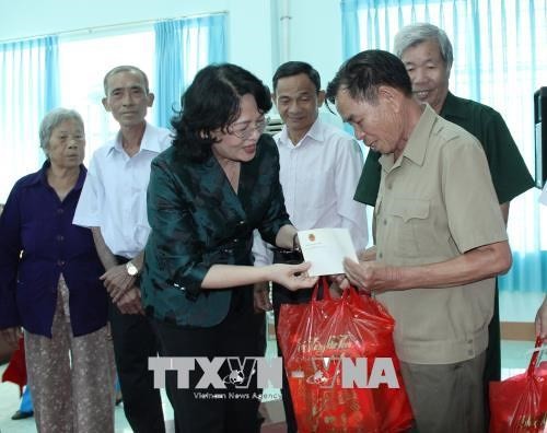 Vizestaatspräsidentin Dang Thi Ngoc Thinh besucht Familien der Heldenmütter in Provinz Binh Phuoc - ảnh 1