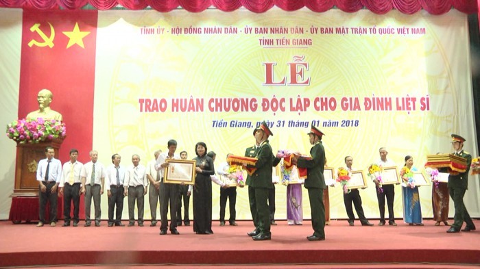 Provinz Tien Giang kümmert sich um Neujahrsfest für bedürftige und verdienstvolle Haushalte  - ảnh 1