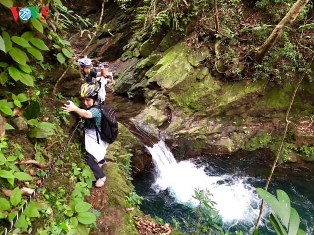 Eroberung der gefährlichen Abenteuerstraße Ngu Ho und des Wasserfalls Do Quyen - ảnh 7