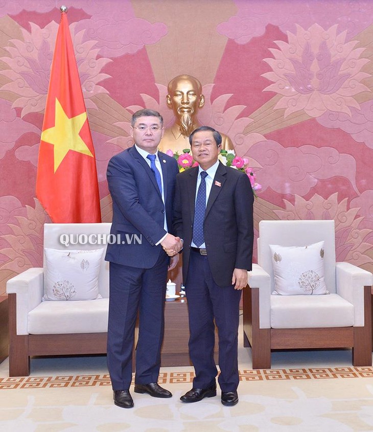 Delegation der kasachsischen Partei Nur Otan besucht Vietnam  - ảnh 1