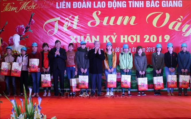 Ständige Vertreter des Sekretariats der KPV Tran Quoc Vuong überreicht Geschenke an Arbeitnehmer in Bac Giang  - ảnh 1