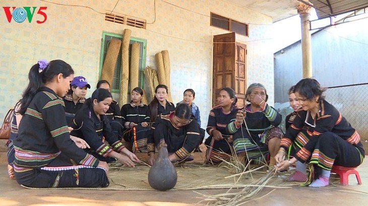 Gia Lai: Jarai-Volksgruppe bewahrt die traditionelle Art der Mattenherstellung - ảnh 1