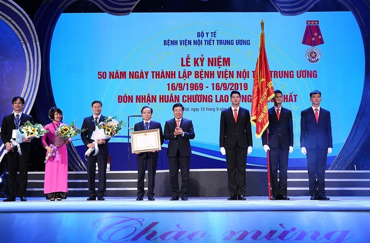 Vizepremierminister Pham Binh Minh zu Gast bei 50. Gründungstag des Zentralkrankenhaus für Endokrinologie - ảnh 1