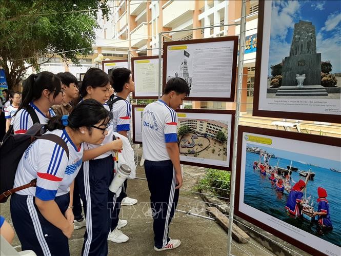 Ausstellung über Inselgruppen Truong Sa und Hoang Sa für Lehrer und Schüler in Long An - ảnh 1
