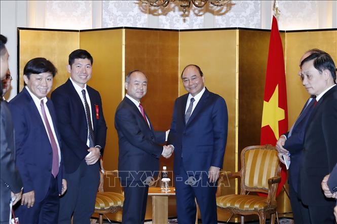 Premierminister Nguyen Xuan Phuc trifft den Generaldirektor des Konzerns Softbank - ảnh 1