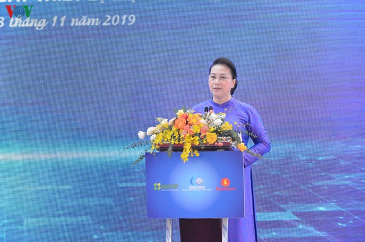 Parlamentspräsidentin Nguyen Thi Kim Ngan besucht Hoa Lac Hi-Tech-Park - ảnh 1