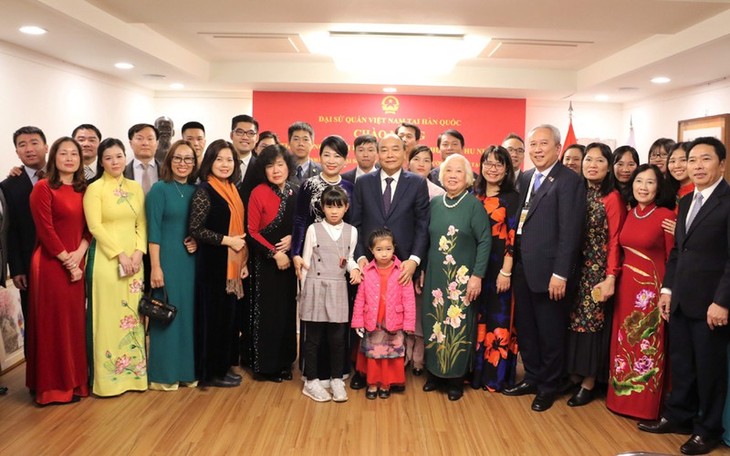 Premierminister Nguyen Xuan Phuc trifft Vertreter vietnamesischer Gemeinschaft und junger Intellektuellen in Südkorea - ảnh 1