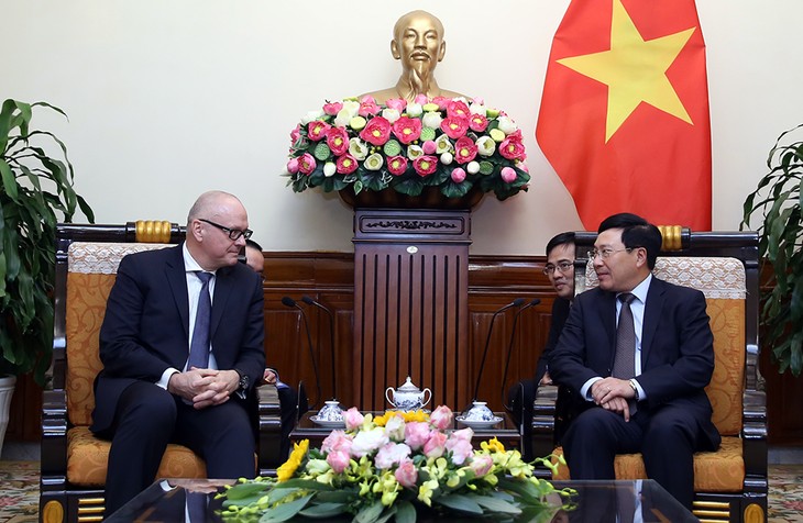Vizepremierminister, Außenminister Pham Binh Minh empfängt den Staatssekretär des deutschen Auswärtigen Amtes - ảnh 1