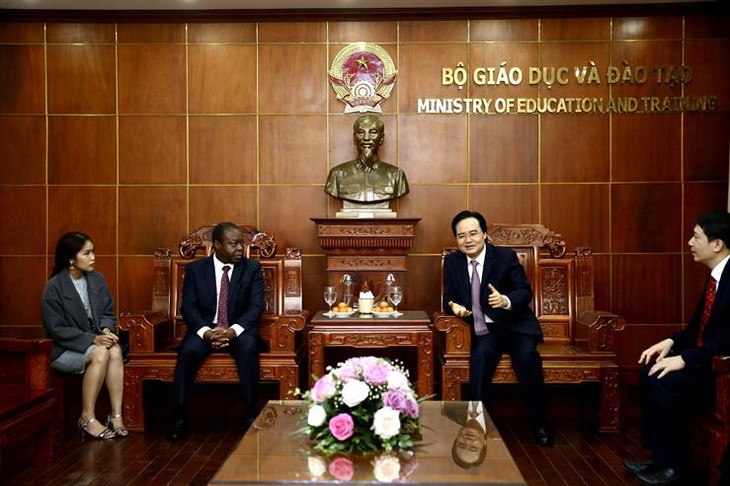 Bildungsminister Phung Xuan Nha empfängt den angolanischen Botschafter in Vietnam - ảnh 1