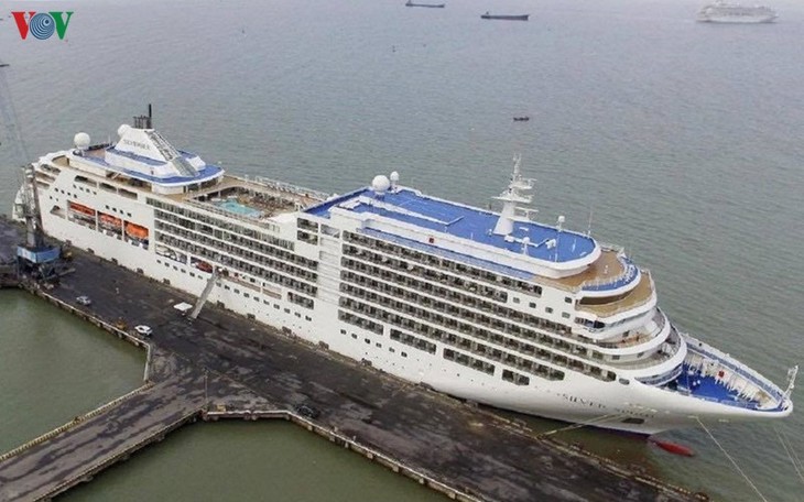 Hue und Da Nang empfangen zwei Schiffe Crystal Symphony und Silvar Spirit mit 1200 Passagieren - ảnh 1