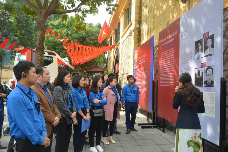 Ausstellung „Stolz auf 90. Gründungstag der Parteileitung der Stadt Hanoi“ - ảnh 1
