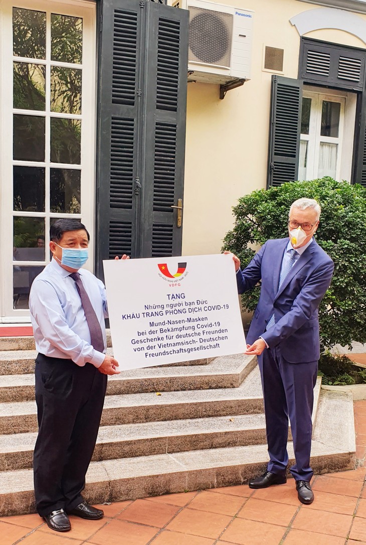 Vietnamesisch-deutsche Freundschaftsgesellschaft übergibt 80.000 Mundschutzmasken an Deutschland - ảnh 1
