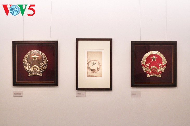Ausstellung über die Entstehung des vietnamesischen Wappens in Hanoi - ảnh 2
