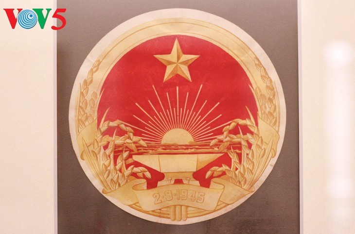 Ausstellung über die Entstehung des vietnamesischen Wappens in Hanoi - ảnh 9