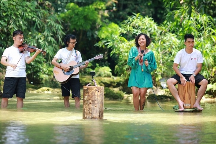 Sängerin Thai Thuy Linh führt Musiktour in Phong Nha Ke Bang fort - ảnh 1