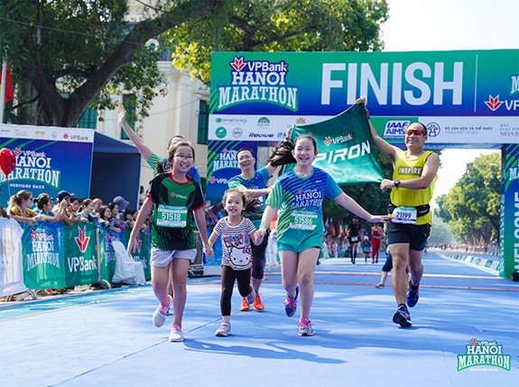 7000 Menschen nehmen am Marathon-Wettbewerb VPBank Hanoi 2020 teil - ảnh 1