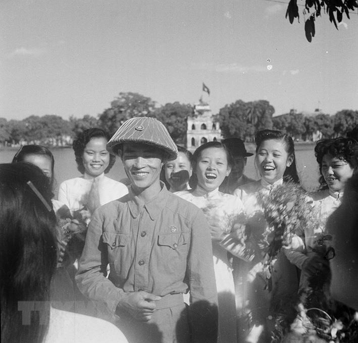 Wertvolle Fotos über den Tag der Befreiung der Hauptstadt am 10. Oktober 1954 - ảnh 13