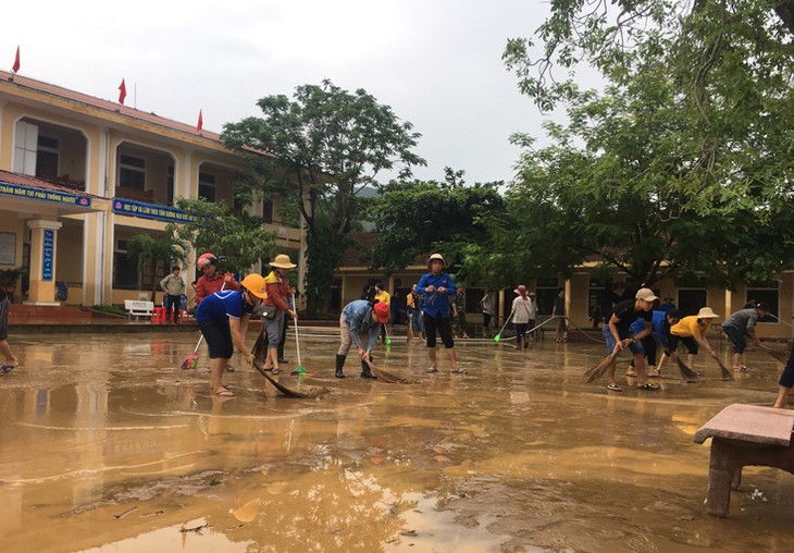 Arbeit zur Beseitigung von Flutfolgen in Provinzen in Zentralvietnam - ảnh 1