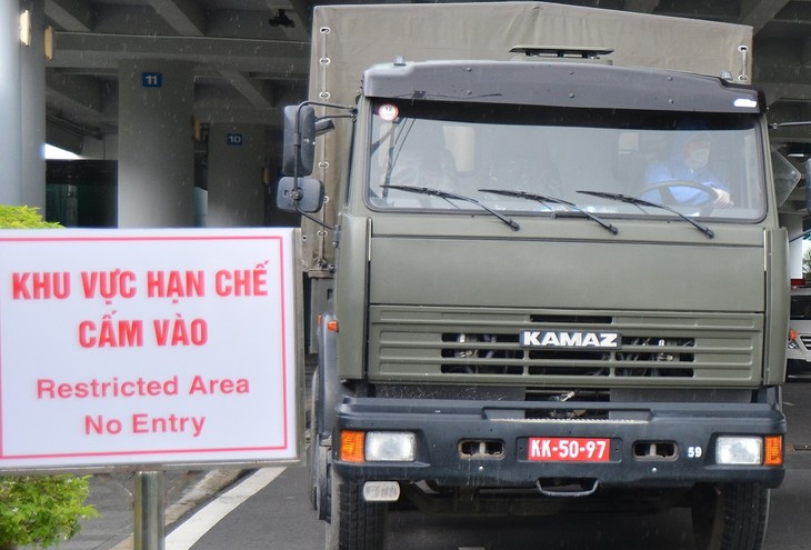 Mehr als 240 vietnamesische Staatsbürger aus Singapur nach Vietnam gebracht - ảnh 1