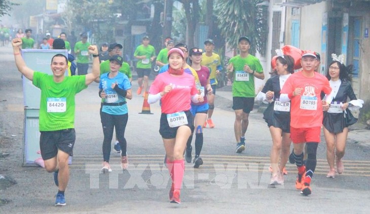 Mehr als 4.500 Läufer nehmen an Marathonlauf Hue 2020 teil - ảnh 1