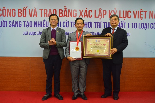 Dr. Tran Viet Dung stellt vietnamesischen Rekord für die Schaffung von zehn Schachvariante auf - ảnh 1