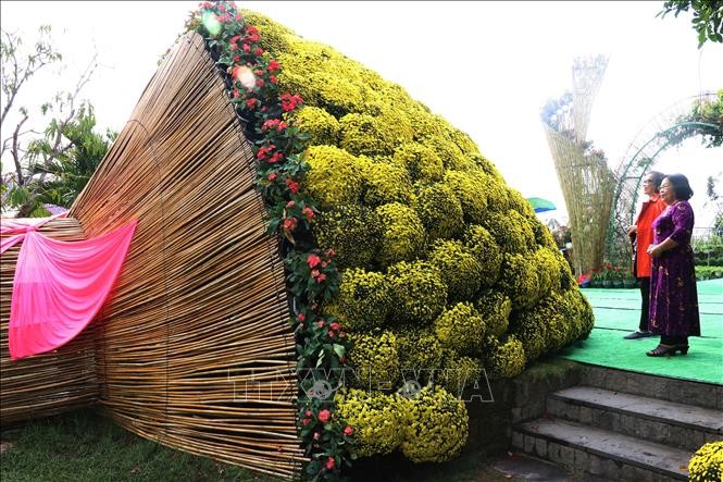 Modell des großen Straußes aus Garten-Chrysanthemen stellt vietnamesischen Rekord auf - ảnh 1
